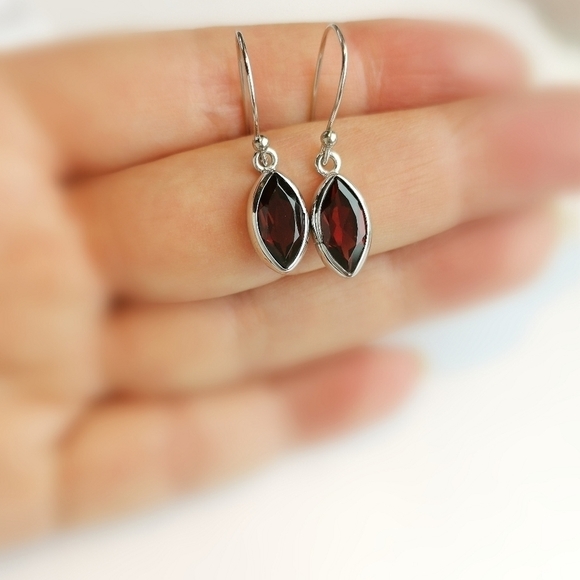Sterling silver garnet dangle drop earrings - Picture 5 of 6